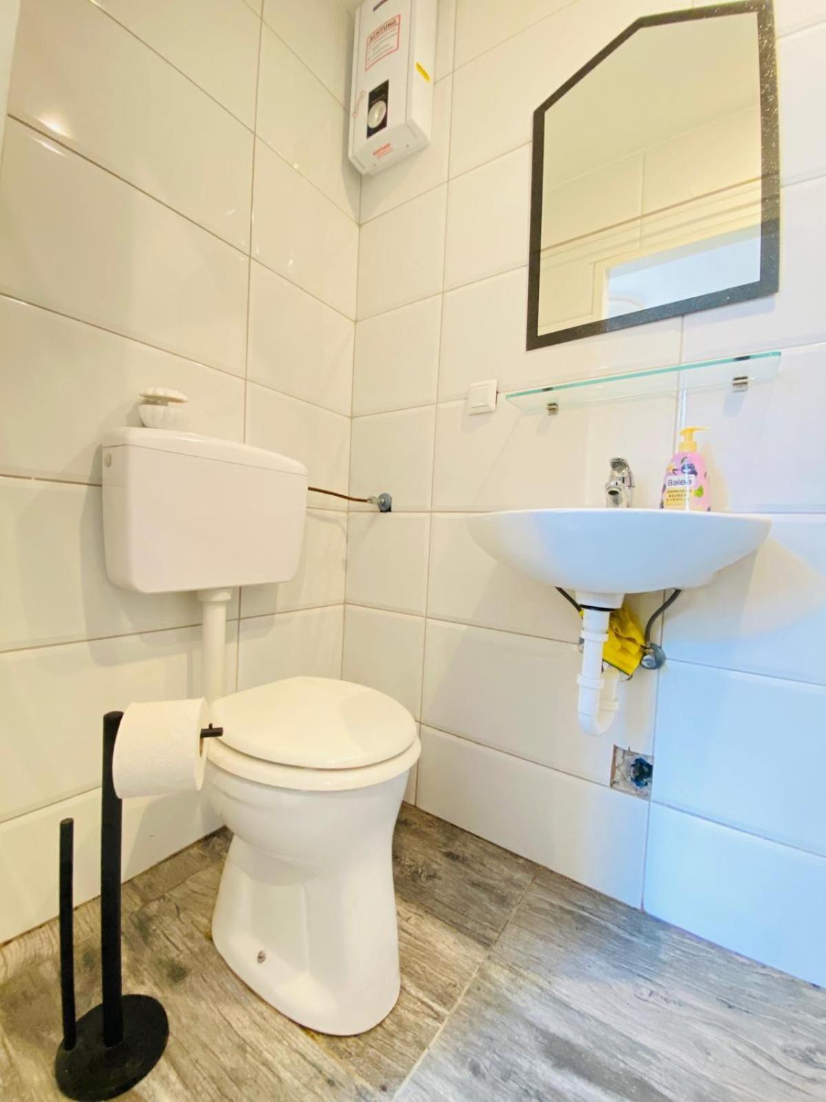 וינה Cute 1Br Apt - 10 Mins Walk From Downtown מראה חיצוני תמונה